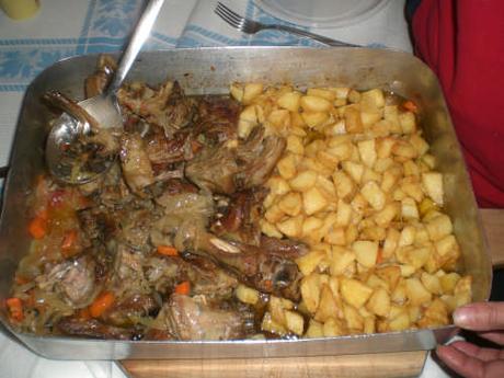 Napoletani tutti a tavola, mammà ha priparato ‘o ruoto ô furno ruoto