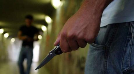 Fuorigrotta, non risponde al buongiorno: accoltella vicino e cognato coltello
