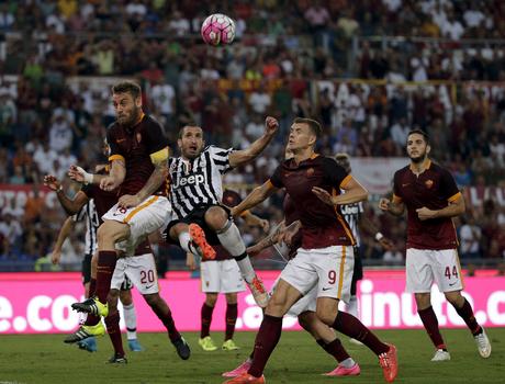 West Ham, in caso di Europa, farà mercato in Italia. Ecco l’obbiettivo principale! Juventus' Giorgio Chiellini (C) fights for the ball against AS Roma's Daniele De Rossi (L) and Edin Dzeko during their Serie A soccer match at Olympic stadium in Rome, Italy, August 30, 2015. REUTERS/Max Rossi