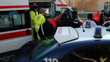 Dramma in Campania: giovanissimo muore mentre imbianca un appartamento Carabinieri-Ambulanza-660x375