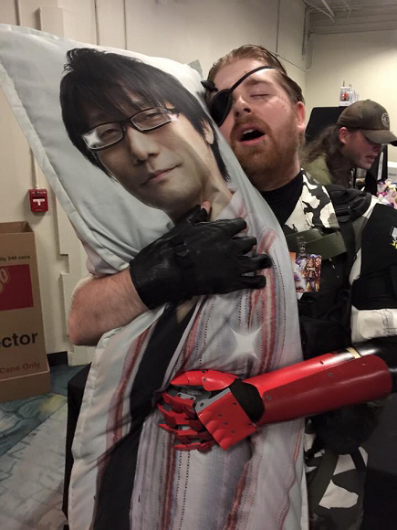 Arriva il cuscino-Kojima, che promette di rivoluzionare l'industria dei videogiochi