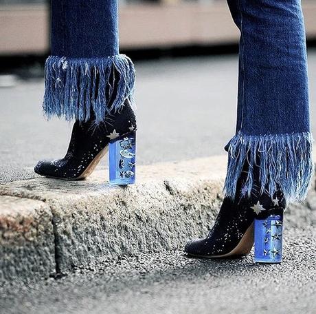 Trend: Jeans con le frange per spazzare i marciapiedi Trend: Jeans con le frange per spazzare i marciapiedi