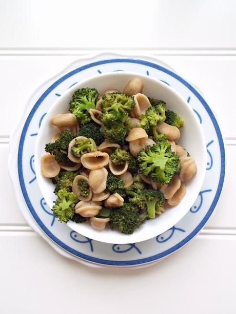 Orecchiette ai broccoli, acciughe e olive taggiasche