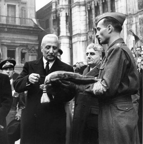 Enrico De Nicola consegna il 24 novembre 1946 al sindaco di Bologna Giuseppe Dozza la medaglia d'oro al valor militare