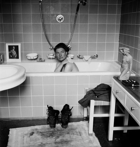 Lee Miller in Hitler's bath, 1945 © Lee Miller with David E. Sherman, Lee Miller Archives, England 2015