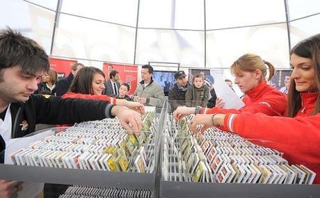 Panini Tour 2016. A Vulcano Buono l’incontro per tutti gli appassionati di figurine verona Grandi e piccini si scambiano le figurine Panini in Bra Foto Anti Fotoland