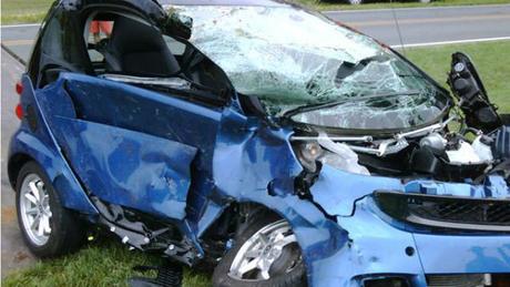 Violento incidente a Giugliano: pirata della strada sperona auto e scappa incidente smart