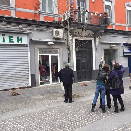 Vento forte a Napoli: impalcatura distrugge 5 auto, albero crolla e ne fa fuori una Vomero, via Luca Giordano: vasi da fiori caduti. Foto di Gennaro Capodanno