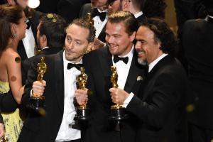 Emmanuel Lubezki, Leonardo DiCaprio e Alejandro Gonzalez Inarritu, con i premi Oscar per The Revenant (rispettivamente come miglior fotografia, miglior attore e miglior regista)  (Kevin Winter/Getty Images)