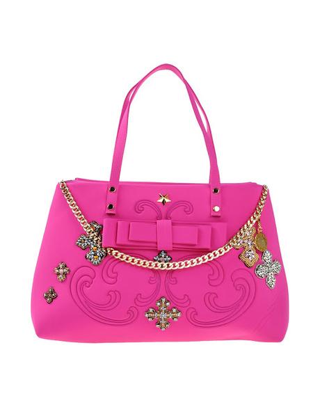 UNA BORSA SPECIALE DONA LUCE DIVERSA AD UN OUTFIT