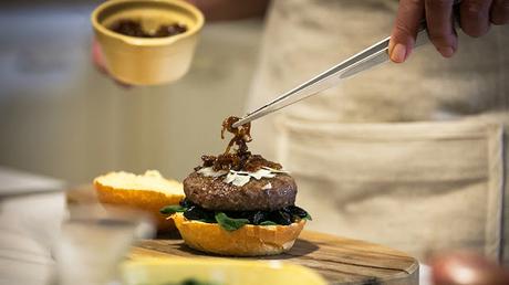 Hamburger Gourmet Montana con cipolle caramellate, parmigiano e balsamico stravecchio