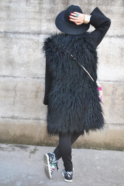 outfit cappotto pelliccia ecologica smanicato elisabetta franchi cappotto nero  in pelliccia ecologica con maniche in lana elisabetta franchi cappotto elisabetta franchi che si trasforma in gilet di pelliccia elisabetta franchi come abbinare un cappotto di pelliccia ecologica abbinamenti cappotto pelliccia ecologica nero come abbinare un gilet di pelliccia abbinamenti gilet pelliccia ecologica elisabetta franchi coat elisabetta franchi faux fur vest black faux fur vest elisabetta franchi faux fur coat elisabetta franchi how to wear black fur coat how to combine black fur coat how to match black fur coat how to combine black fur coat faux fur vest outfit how to wear faux fur vest how to combine faux fur vest how to match faux fur vest outfit invernali outfit marzo 2016 outfit casual invernali mariafelicia magno fashion blogger color block by felym fashion blogger italiane fashion blog italiani fashion blogger milano blogger italiane blogger italiane di moda blog di moda italiani ragazze bionde blonde hair blondie blonde girl fashion bloggers italy italian fashion bloggers influencer italiane italian influencer