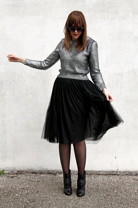 Gonna in tulle nero, crop top e calze con cuori