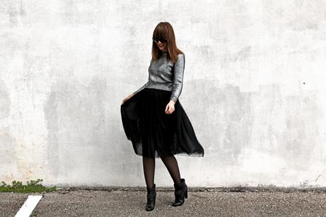 Gonna in tulle nero, crop top e calze con cuori