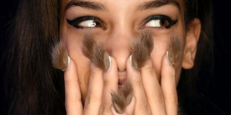 La follia: le unghie pelose