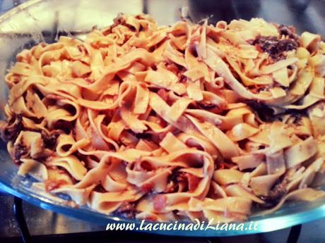 Tagliatelle gratinate con radicchio carote e pancetta.