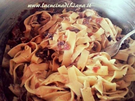 Tagliatelle gratinate con radicchio carote e pancetta.