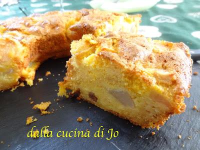 Ciambella di panettone, pere e fioretto di mais