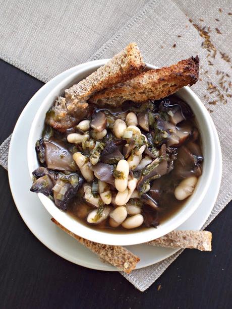 Zuppa di funghi e cannellini con foglie di sedano e cumino