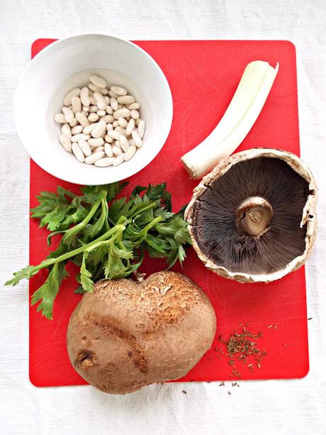 Zuppa di funghi e cannellini con foglie di sedano e cumino