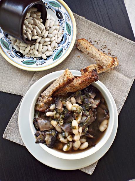 Zuppa di funghi e cannellini con foglie di sedano e cumino