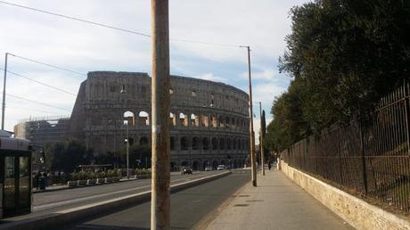 Perché Acea fa decine di milioni di utili in balancio e lascia che i suoi pali contribuiscano alla sciatteria della città?