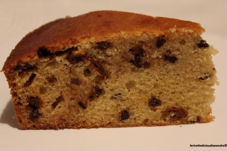 Torta soffice con farina di farro, gocce di cioccolato e bacche di goji