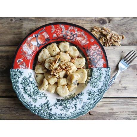 Gnocchi di ricotta e parmigiano con erbe e noci