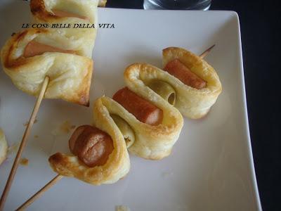 Spiedini di pasta sfoglia con wurstel ed olive