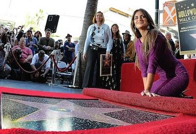 Penelope Cruz finisce in strada: ennesima star sull'Hollywood Boulevard