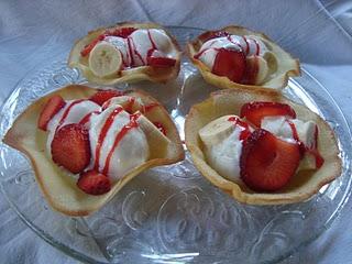 Cestini con gelato e frutta fresca