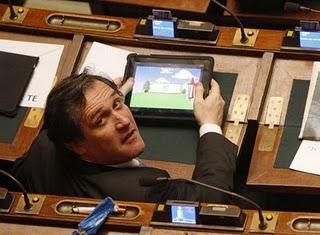 Giochi di potere: Roberto Menia contro Super Mario Bros, deputato beccato Giochi di potere: Roberto Menia contro Super Mario Bros, deputato beccato