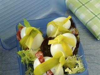 Uova sode in pacchetto farcite alle verdure