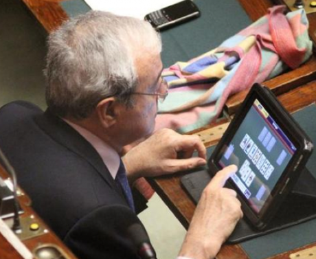 Ecco come i politici Italiani lavorano al parlamento, ma naturalmente con l'iPad