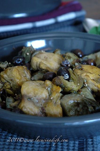 Tajine di pollo profumato con carciofi e olive