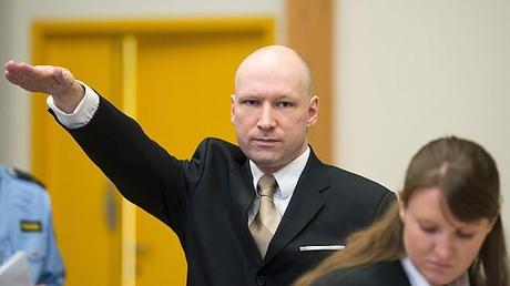 Norvegia: il saluto nazista di Breivik che accusa lo Stato di 
