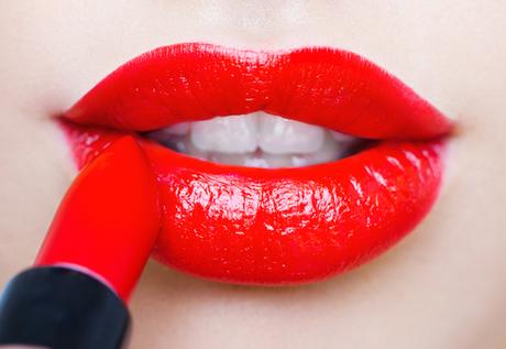 applicare rossetto rosso