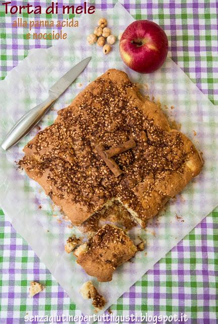 Torta di mele senza glutine con panna acida e noccioline