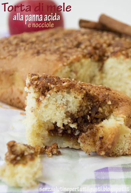 Torta di mele senza glutine con panna acida e noccioline