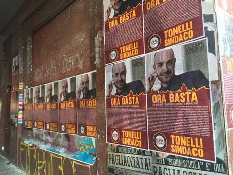 Le affissioni abusive fake di Roma fa Schifo. Città coperta dimanifesti deliranti per infangare il blog