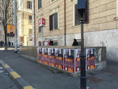 Le affissioni abusive fake di Roma fa Schifo. Città coperta dimanifesti deliranti per infangare il blog