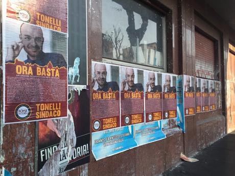 Le affissioni abusive fake di Roma fa Schifo. Città coperta dimanifesti deliranti per infangare il blog