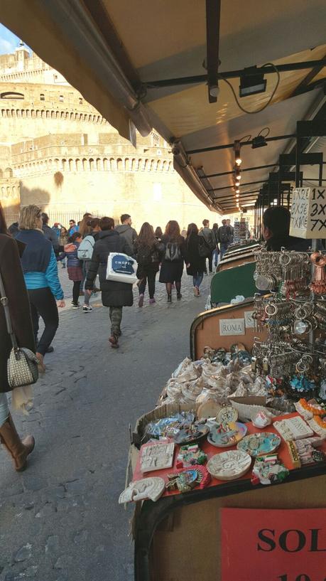 Nulla cambia! Il Primo Municipio dà via libera senza bando ai bancarellari che circondano Castel Sant'Angelo