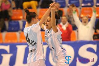 De Angelis e Brandolini festeggiano il gol del 4-1 della Lazio Femminile sul Real Statte