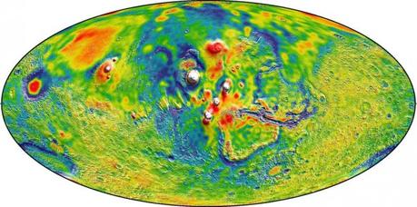 La mappa della gravità di Marte evidenzia la regione vulcanica Tharsis e dintorni, dove il colore bianco rappresenta regioni a maggiore gravità rispetto a zone blu di gravità inferiore alla media. Crediti: MIT/UMBC-CRESST/GSFC