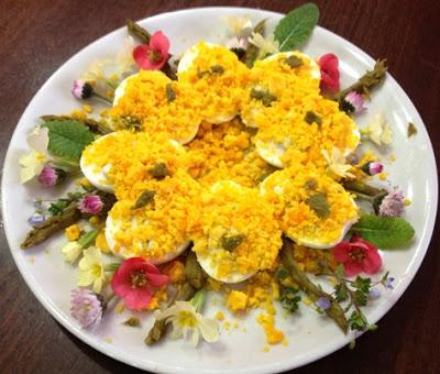 Uova mimosa con asparagi Uova mimosa con asparagi