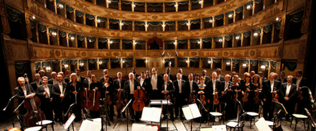 Eduardo Bennato in un concerto di beneficenza al Teatro di San Carlo