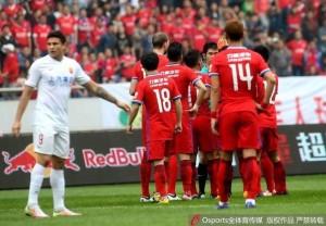 Cina, 3° giornata: pari fra Hebei e Jiangsu, Zaccheroni in crisi, hat trick per Demba Ba nella vittoria dello Shenhua Cina, 3° giornata: pari fra Hebei e Jiangsu, Zaccheroni in crisi, hat trick per Demba Ba nella vittoria dello Shenhua