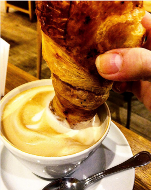 Sono caffeinomane: fenomenologia della dipendenza da caffè Sono caffeinomane: fenomenologia della dipendenza da caffè