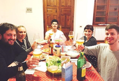 A volte può capitare di aprire l'uovo di Pasqua all'una di notte. A volte può capitare di aprire l'uovo di Pasqua all'una di notte.
